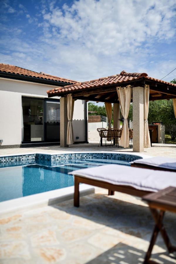 Wonderful Holiday House Bruno With Heated Pool ซาดาร์ ภายนอก รูปภาพ